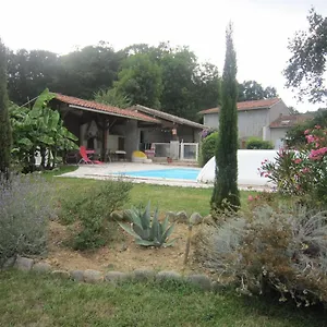 Avec Piscine à La Campagne Couette-café Ponlat-Taillebourg